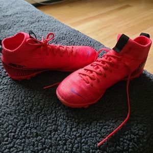 Nike Boys size 2 indoor cleats